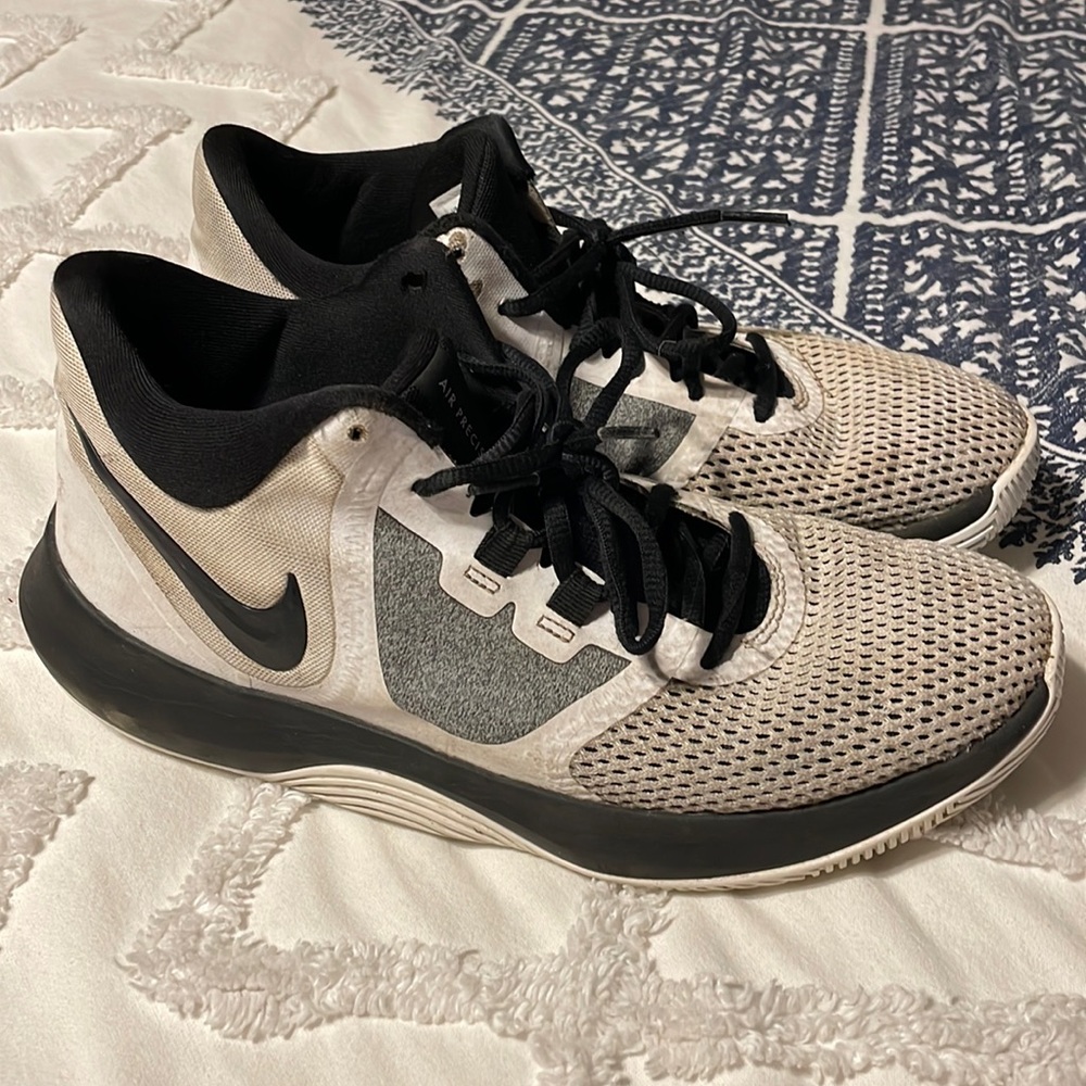 Men’s basketball shoes